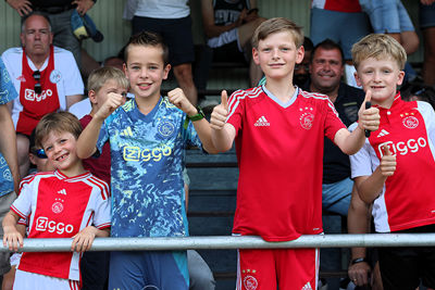 De jeugd is in groten getale aanwezig. © SV Ajax