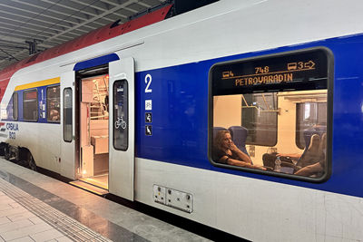 Vanaf Belgrado springen we in de trein richting Novi Sad. © Ajax Life