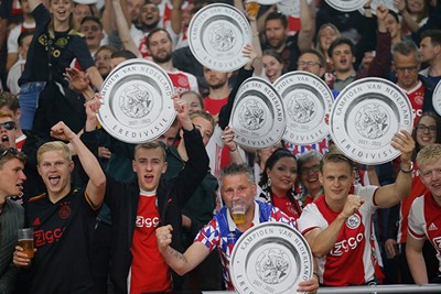 Onze schalen komen het stadion binnen. Ajax wordt weer kampioen! © De Brouwer