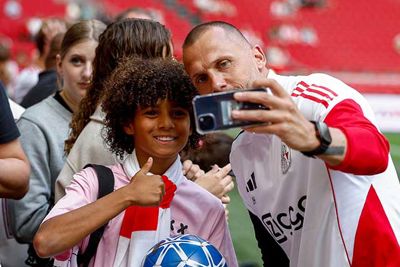 Heitinga nam ruim de tijd voor de aanhang. © Pro Shots