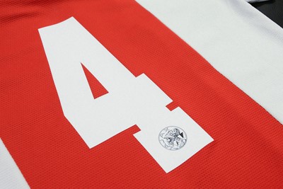 Ajax speelt in de eredivisie zonder namen, maar met retro-rugnummers op de rug. © Ajax Life