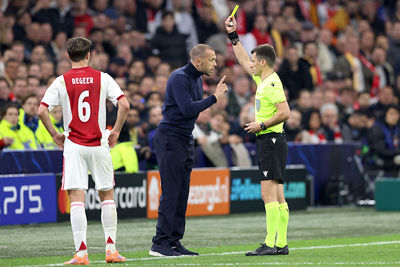 Weer een pingel tegen en geel voor Heitinga. © De Brouwer