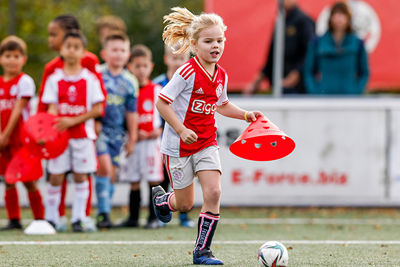 We worden zo vrolijk van alle Ajaxshirtjes! © Pro Shots