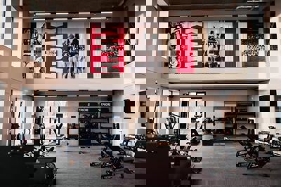 Via de gym lopen de spelers direct het veld op. © AFC Ajax