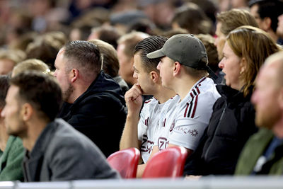 Bezorgde blikken op de tribune. © De Brouwer