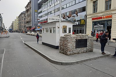 Veel Ajacieden vinkten Checkpoint Charlie af. © De Brouwer