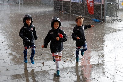 Ajax Kids Clubleden laten zich niet tegenhouden door regen. © De Brouwer
