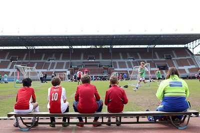 Lekker voetballen én voetballen kijken. © De Brouwer