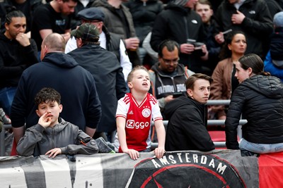 Rijkhalzend uitkijken naar ons aller Ajax. © De Brouwer