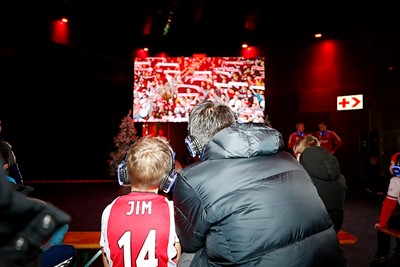 Saampjes een docu over Ajax bekijken. © De Brouwer