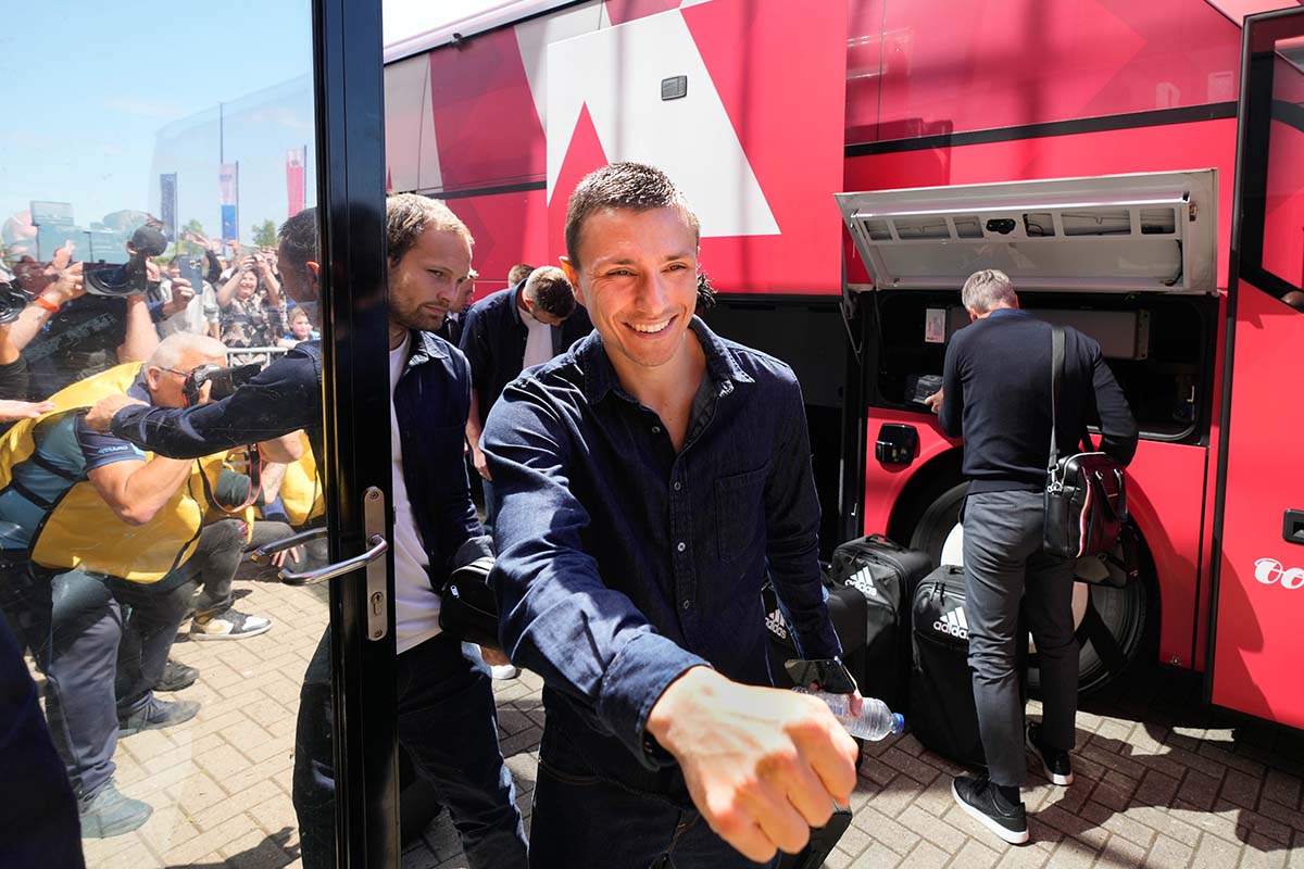 De spelersbus van Ajax als magneet