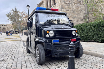 De politie rijdt hier in auto