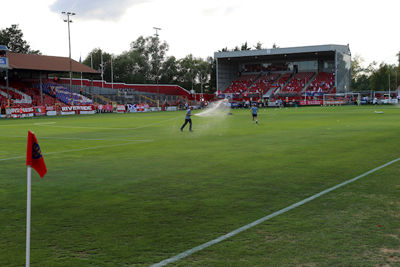 Deze man is de sprinkelinstallatie op Tolka Park. © De Brouwer