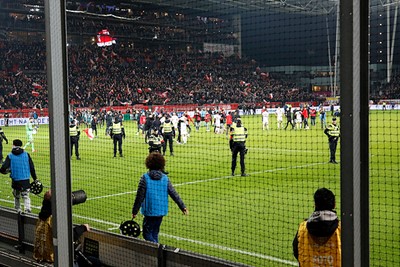 Er komen wat supporters het veld op en zelden zagen we zo snel politie paraat staan. © De Brouwer