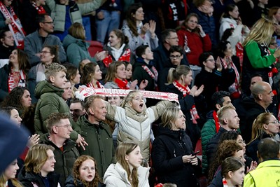 Het fanatieke publiek moedigde Ajax Vrouwen tot het laatste fluitsignaal aan. © De Brouwer