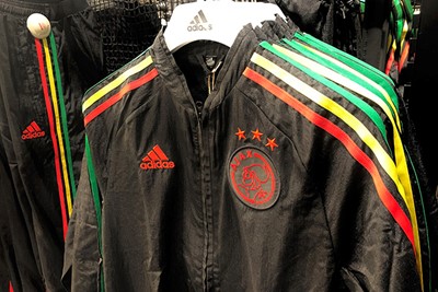 Trainingsjack in de kleuren van het Europese shirt. © Ajax Life