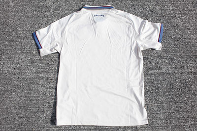 Ook de achterzijde van het shirt oogt strak. © Ajax Life