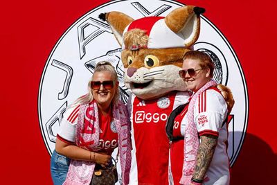 Jong en ouder wilden met Lucky op de foto. Snappen we! © Pro Shots