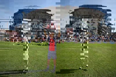 Hij gaat via een loting aan de haal met een gesigneerde afscheidslijst van Hato! © De Brouwer