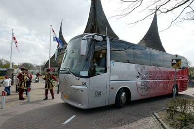 De spelers van Ajax melden zich in hun nieuwe bus in de Efteling, jazeker! © Ajax Images