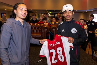 Een shirt van Fitz-Jim voor de verliezend finalist. © Pro Shots