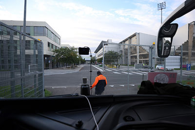 Hekkie open en de bus parkeren. © De Brouwer