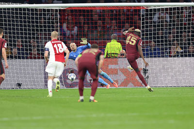 Osimhen maakt ondertussen zijn tweede van de avond. © De Brouwer