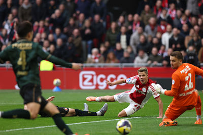 De bal wordt van de lijn gehaald, maar wat was Steur dichtbij succes. © De Brouwer