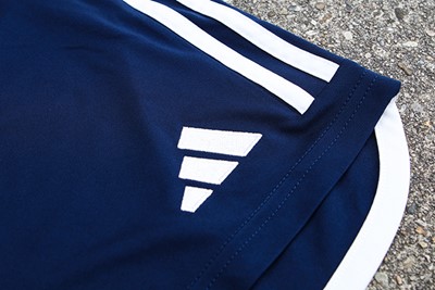 Ook hierop het gemoderniseerde logo van Adidas. © Ajax Life