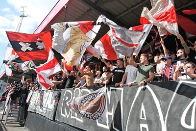Een stukje vlagvertoon naar de mensen toe. © SV Ajax