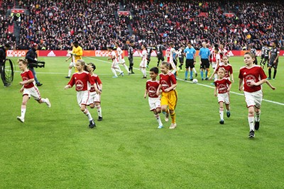 Snel, rennen, naar de tribune om de wedstrijd te kijken. © Ajax Kids Club