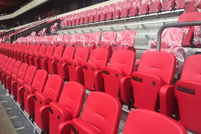 Nieuwe rode stoeltjes worden vastgezet. © Ajax Life