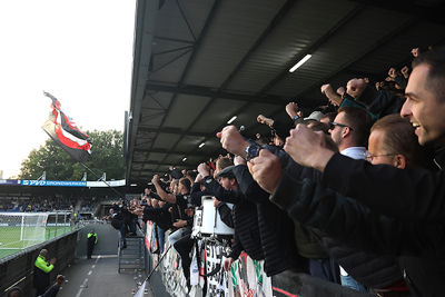 Gebalde vuisten. © De Brouwer