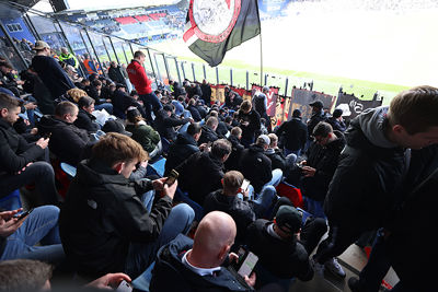 Tijdens de rust is het stil. De gelatenheid is groot. Het cynisme ook. © De Brouwer