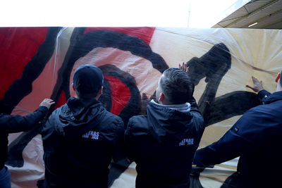 Fanatieke supporters bereiden weer een fraaie actie voor. © De Brouwer