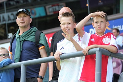 We spotten aardig wat wit-rood-wit op de tribunes. © SV Ajax