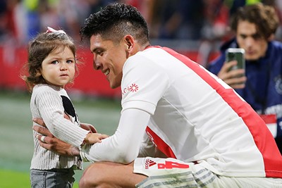 Álvarez en zijn gezin zijn happy bij Ajax. © Pro Shots