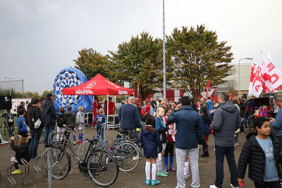Ook rondom het veld is het gezellig. © De Brouwer