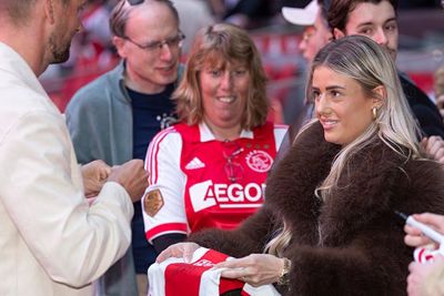 Ook Siem de Jong was druk met krabbelen. © Pro Shots