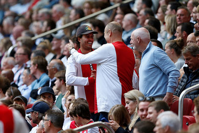 Zij vieren het ook, met een knuffel. © De Brouwer