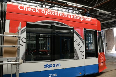 Tof om te zien hoe de tram steeds roder wordt. © SV Ajax