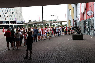 Zo dan! Een dikke rij voor de fanshop. © De Brouwer