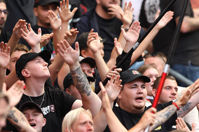 Zij maken zich op voor het zien van veel Ajaxkansen. © De Brouwer