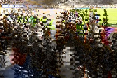 Klaassen werpt zijn shirt het vak in. © De Brouwer