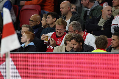 Zij zijn druk met hun mobiel en hopelijk missen ze de 1-1. © De Brouwer