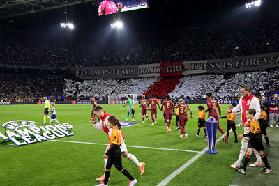 Een fraaie tifo op Zuid als de spelers het veld opkomen. © De Brouwer