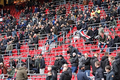 Het is niet heel druk, maar als Ajax straks steun nodig heeft, staan de fans op!