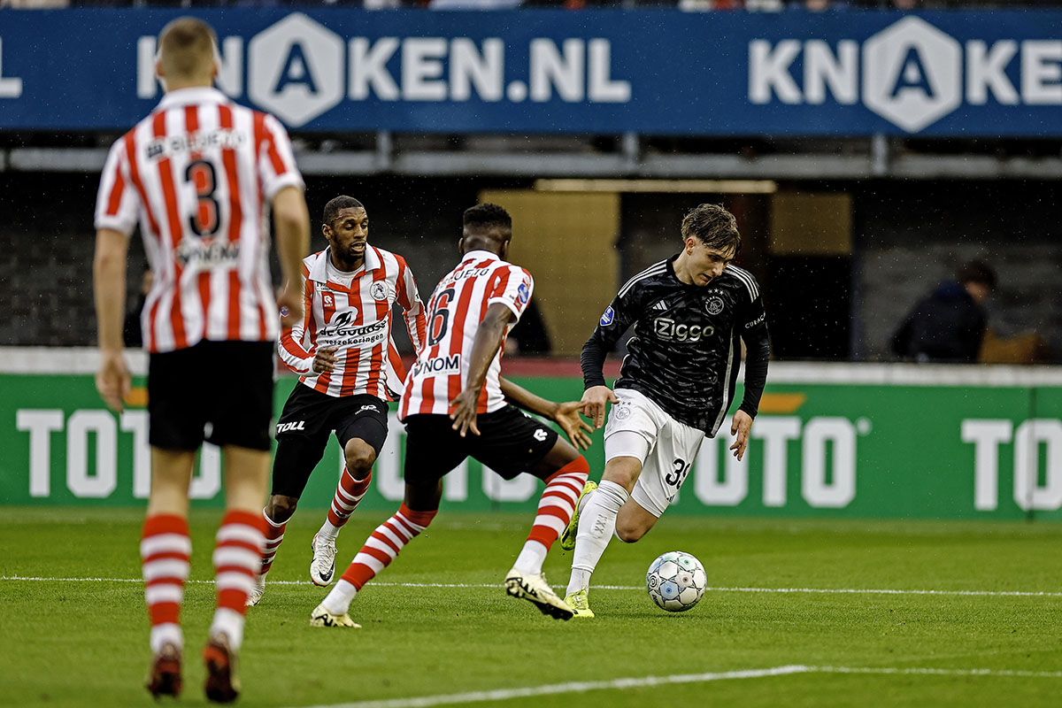 Godts lichtpuntje bij gelijkspelend Ajax op Spangen en dit valt op