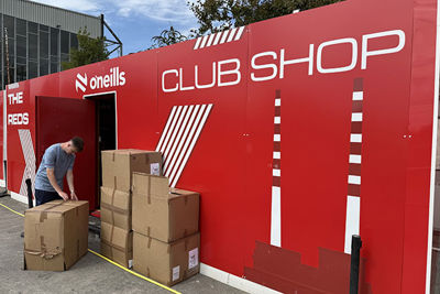 Deze container doet dienst als fanshop. © Ajax Life