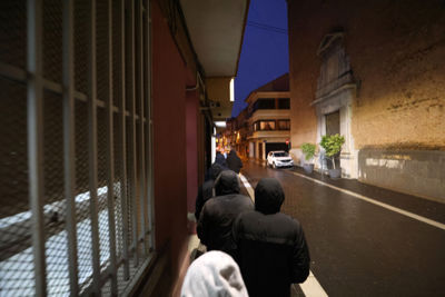 Het is sowieso wel tijd om richting het stadion te lopen. © De Brouwer